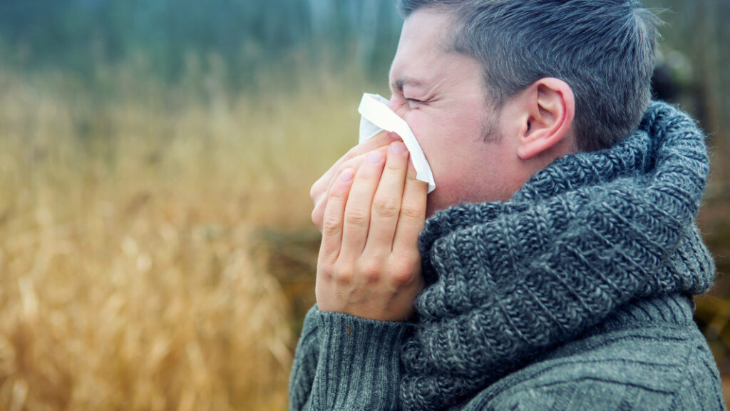 Gesundheitstipps für den Herbst - Mann mit Schnupfen