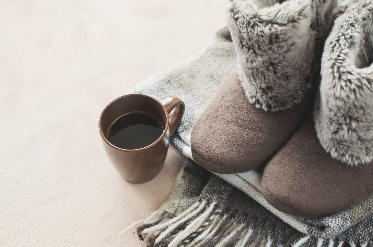 Warme Socken und Hausschuhe um Erkältungen vorzubeugen